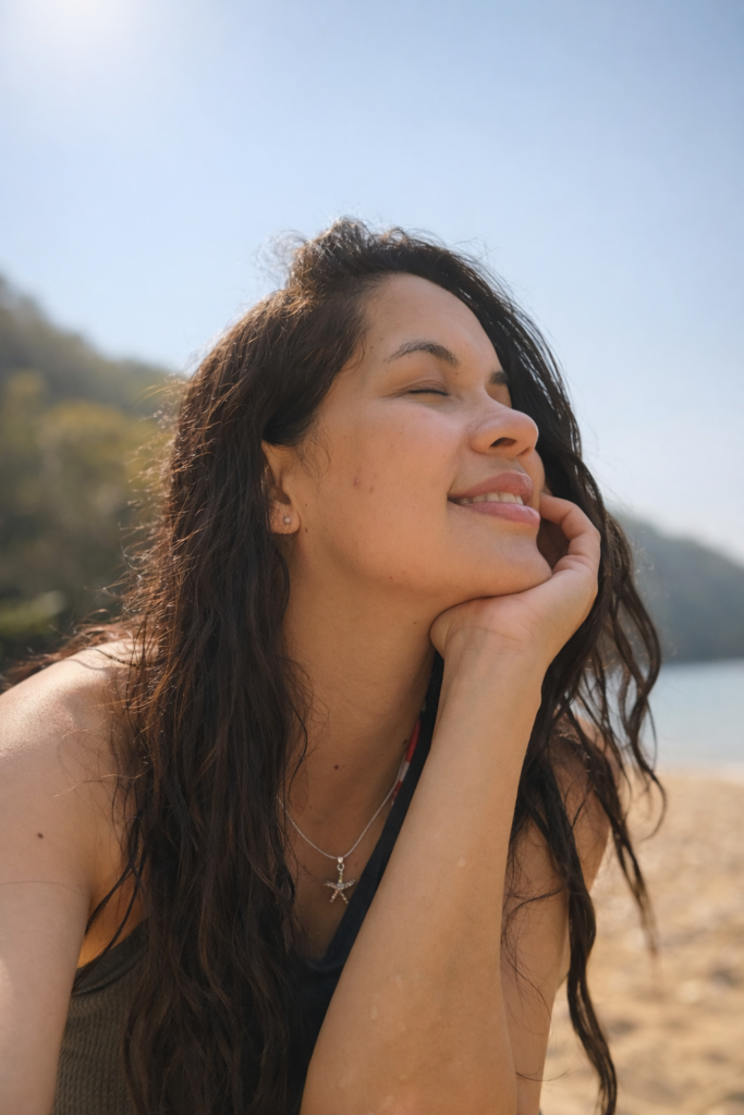 Mujer en la playa, en un momento de calma y reflexión